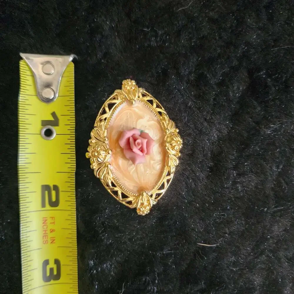 Vintage Avon Gold Tone Victoria Rose Oval Brooch Pin - ,